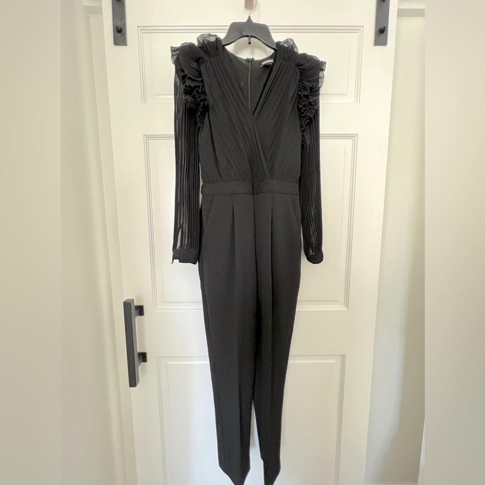 🖤🖤🖤Express Black Flutter sleeve and pleated Romper🖤🖤🖤